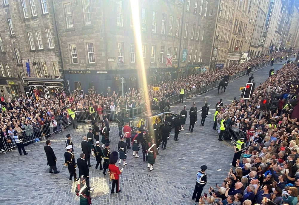 Raza de soare în timpul procesiunii funerare a suveranei britanice. FOTO Profimedia 