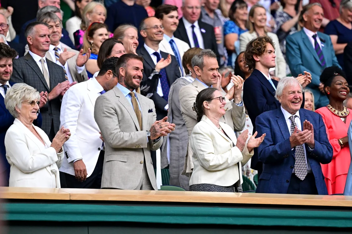 David Beckham cu mama lui, Sandra Beckham, și Sir David Attenborough la Wimbledon. Profimedia