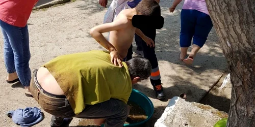 Imagine după ce copilul a fost scos din haznaua de la Pechea FOTO gazetagalatiului.ro