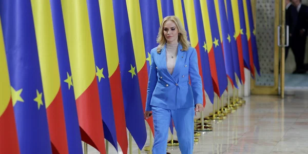 Miniștrii guvernului Ciolacu sosesc la Palatul Victoria după depunerea jurământului de învestitură, în București. FOTO Inquam Photos / Octav Ganea