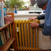 Oamenii au stat degeaba lângă calorifere pentru că acestea s-au încăpăţânat să rămână reci. Foto: Adevărul