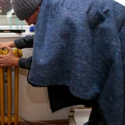 Oamenii au stat degeaba lângă calorifere pentru că acestea s-au încăpăţânat să rămână reci. Foto: Adevărul