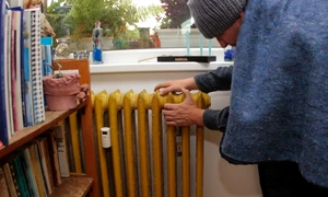 Oamenii au stat degeaba lângă calorifere pentru că acestea s-au încăpăţânat să rămână reci. Foto: Adevărul