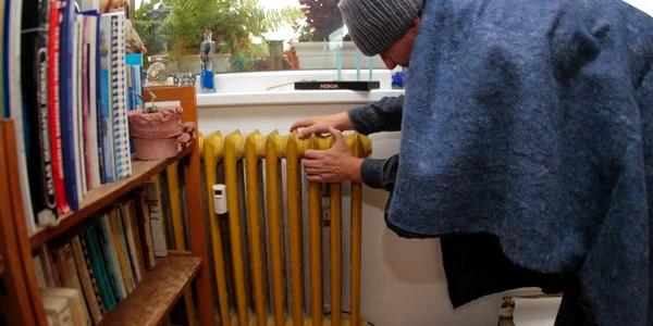Oamenii au stat degeaba lângă calorifere pentru că acestea s-au încăpăţânat să rămână reci. Foto: Adevărul