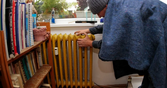 Mii de bucureșteni îngheață și în acest moment în casă. FOTO: Arhivă Adevărul