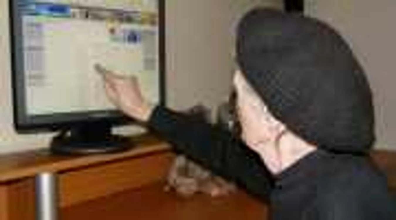 Braşov: Bătrânii internauţi îşi caută deciziile de pensionare online