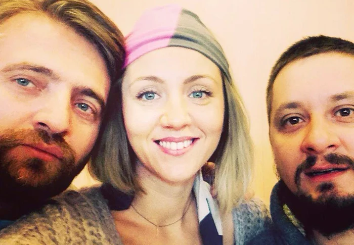 
    Octavian Strunilă (dreapta),  alături de colegii cu care  filmează pentru un nou serial tv  