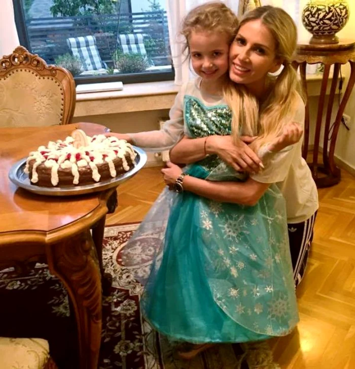 Sofia a îmbrăcat de ziua ei o rochie asemănătoarei personajului Elsa din desenul animat "Frozen"