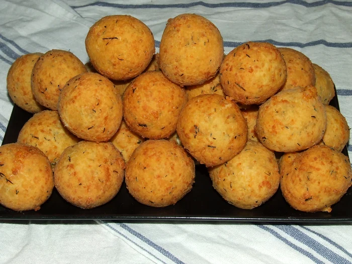 
    Biluţe de brânză şi caşcaval  