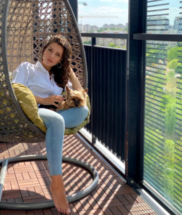 Terasa de acasă este micul ei spațiu „zen”