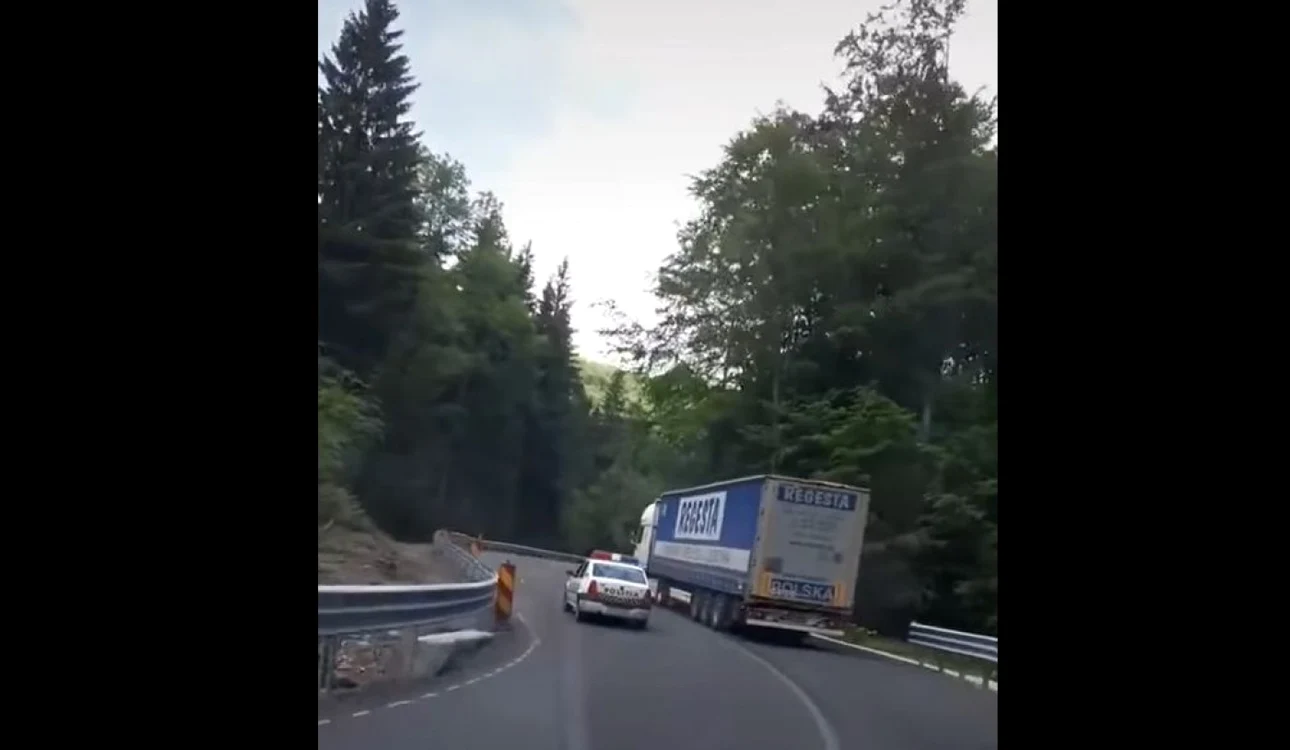 O maşină de Poliţie a încălcat mai multe reguli în doar câteva secunde. FOTO Captură video