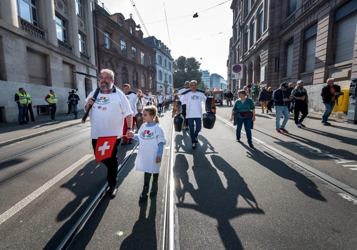 Manifestanţi antirestricţii defilând la Basel FOTO EPA-EFE