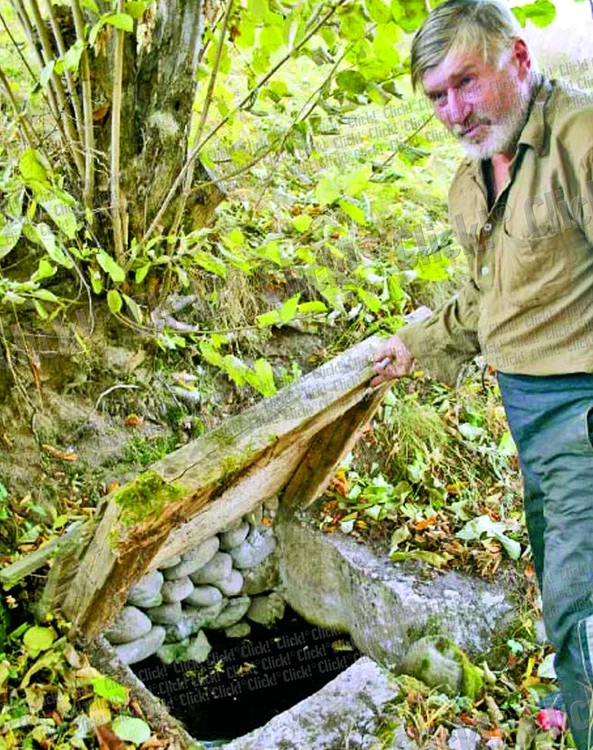 Groapa, căptuşită cu pietre din vale, va fi un bazin de păstrăvi