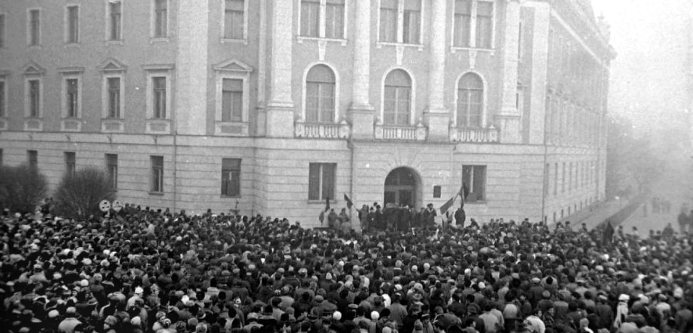 Revoluţia la Alba Iulia. Mulţimea adunată în faţa sediului comitetului judeţean al PCR