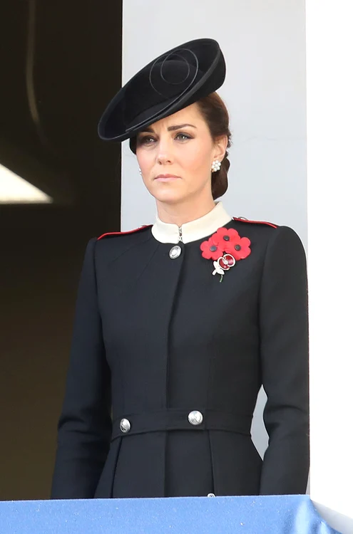 Kate Middleton a fost îmbrăcată într-o ţinută Alexander McQueen de culoare neagră, în semn de doliu