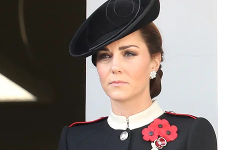 Kate Middleton a fost îmbrăcată într o ţinută Alexander McQueen de culoare neagră, în semn de doliu jpeg