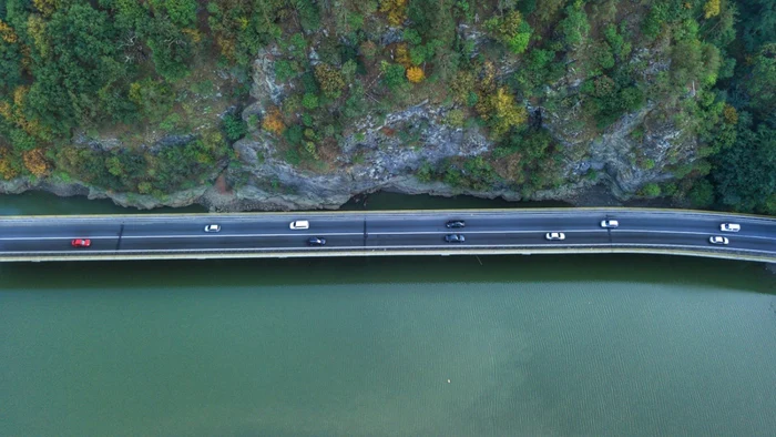 Valea Oltului, DN7 / E81, în judeţul Vâlcea, văzută din dronă Foto Deniş Fîşcă