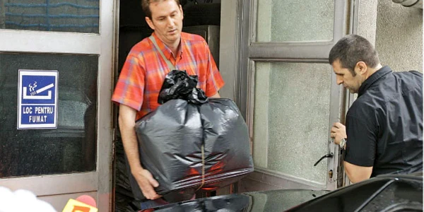 Anchetatorii au ridicat documente şi computere de la Casa de Pensii    