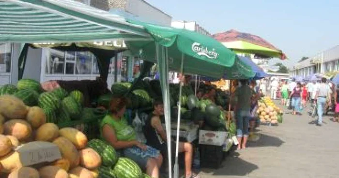Craiova: Vânzătorii de legume nu se sperie de căldură