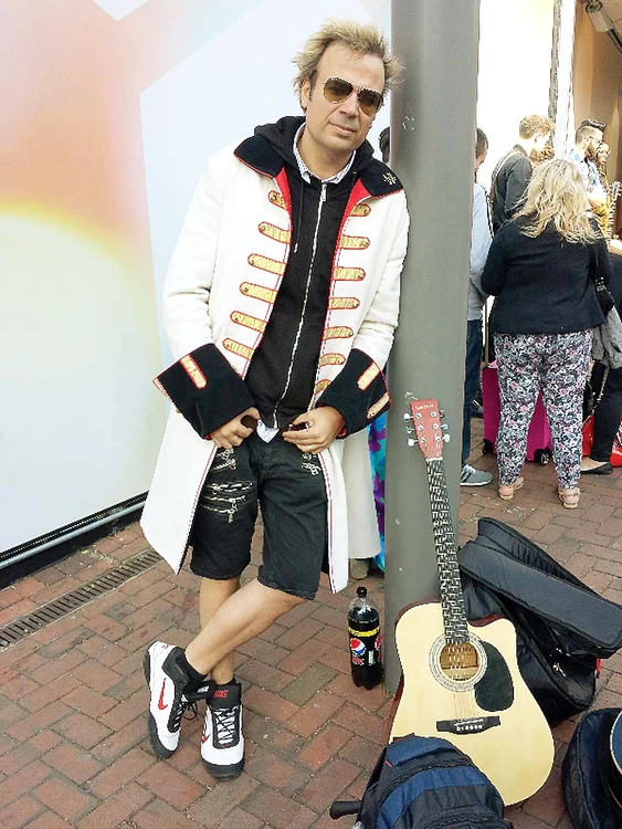 Dan Helciug a avut și o ținută de scenă extravagantă