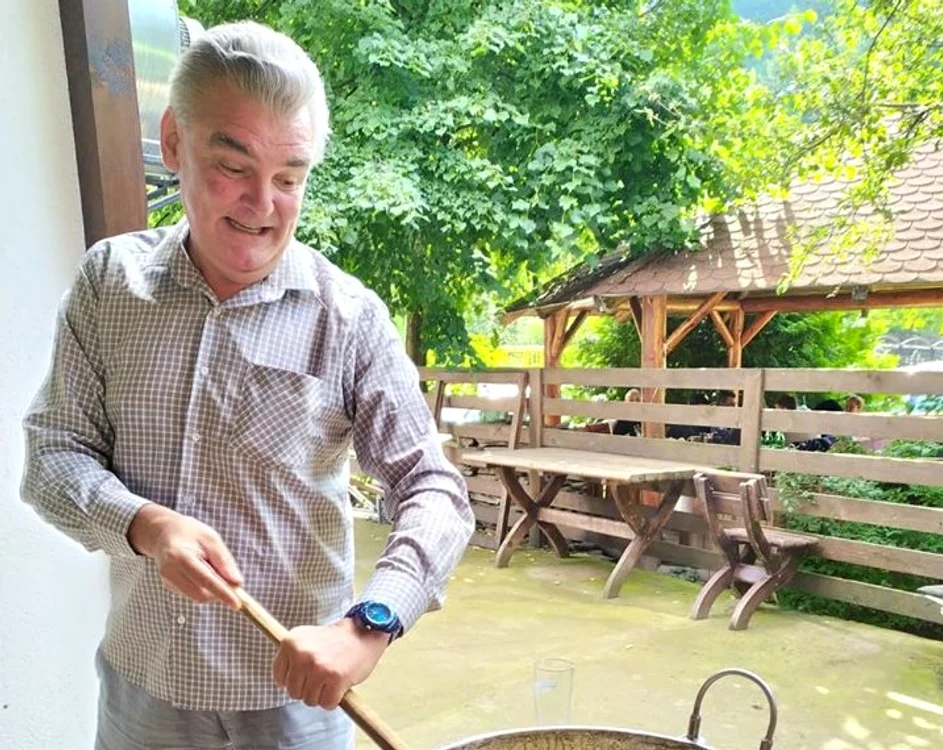 
    Florin Constantin s-a pus pe lustruit ghetele familieifoto: arhivă personală  