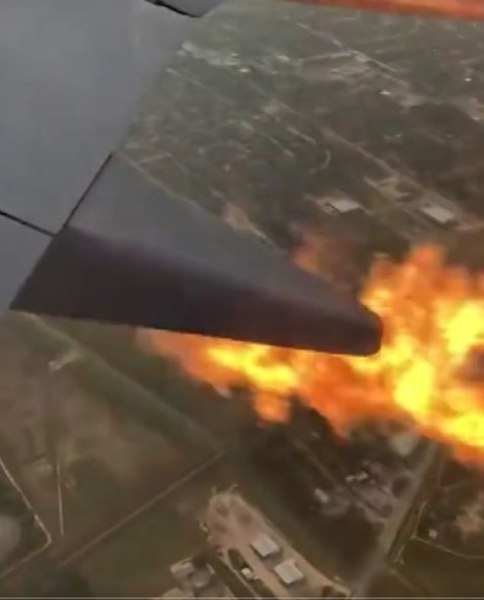 Momentul în care motorul unui avion a luat foc, la scurt timp după decolare VIDEO