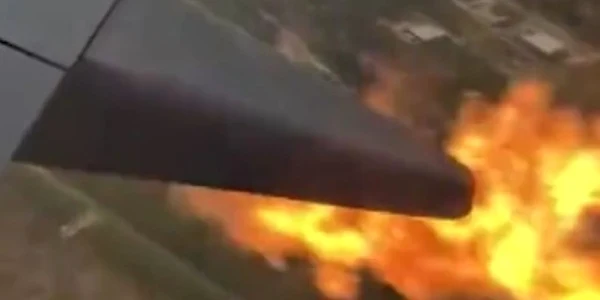 Momentul în care motorul unui avion a luat foc la scurt timp după decolare  Foto Captură video X 