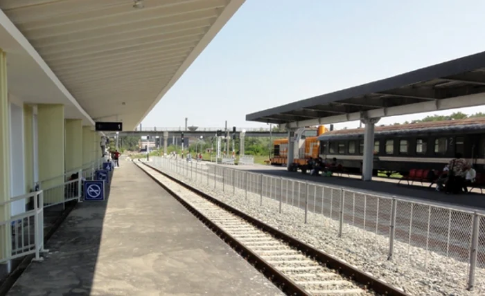 Adolescentul s-ar fi aruncat de pe pasarela care traversează liniile de cale ferată FOTO: arhiva