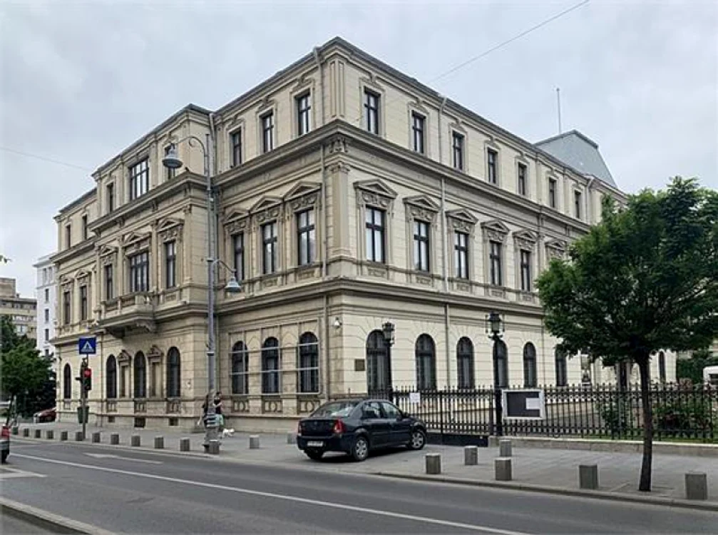 Muzeul Colecțiilor de Artă este găzduit de fostul Palat Romanit