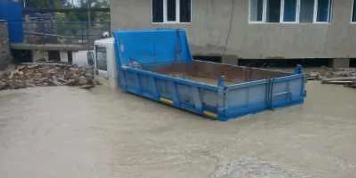 Mai multe case sunt în continuare sub ape