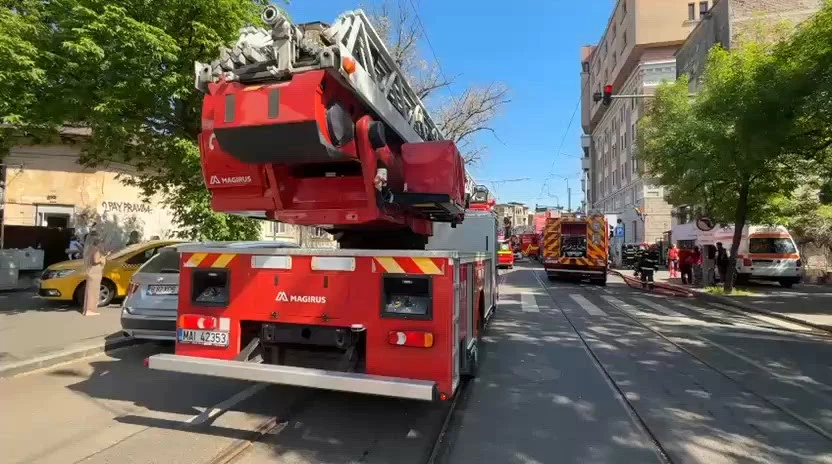 Incendiu la un bloc din București: O persoană a suferit arsuri și este inconștientă. Altele trei primesc ajutor