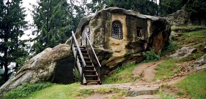 Loc de pelerinaj vizitat de mii de turişti în fiecare an, Chilia lui Daniil Sihastrul este o grotă săpată într-o stâncă de pe valea pârâului Viţău, fiind situată la aproximativ 1 km de Mănăstirea Putna din judeţul Suceava. FOTO commons.wikimedia.org