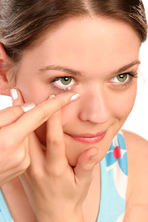 Medicii recomandă ca lentilele să fie purtate între 4 şi 8 ore zilnic (foto Shutterstock)