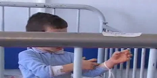 Copii legaţi de pat în spital