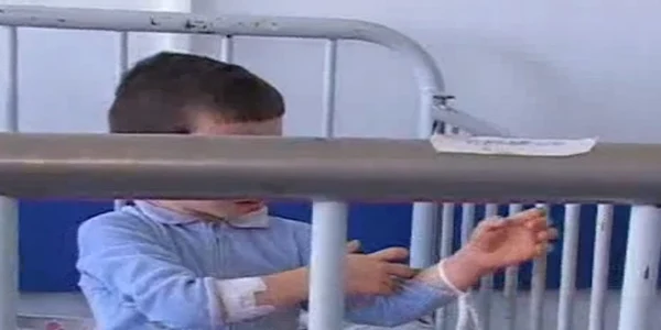 Copii legaţi de pat în spital
