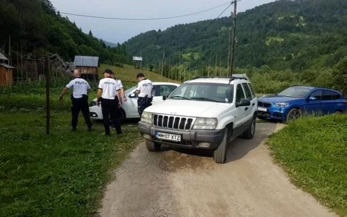 Poliţişti la Poienile de Sub Munte. FOTO: vasiledale.ro