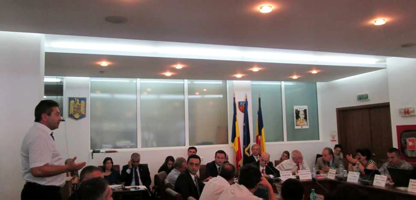 Liberalii au susţinut că nu au primit un leu după pentru refacerea drumurilor şi podeţelor distruse de viitură. Foto Adevărul