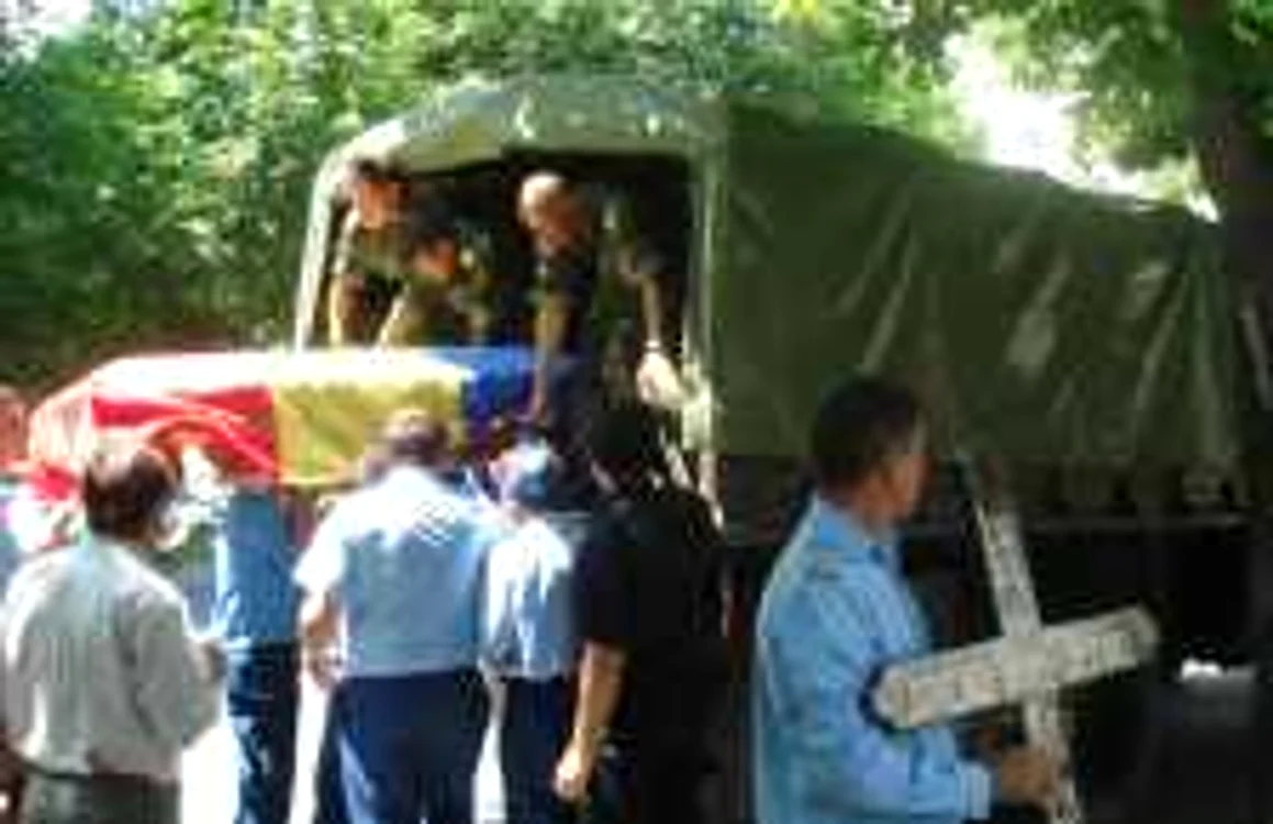 Sicriele militarilor au fost coborâte din camion de colegii lor