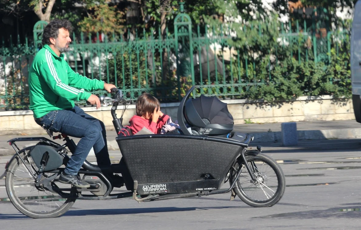 În bicicleta-roabă sunt transportați lejer și în singuranță ambii copii