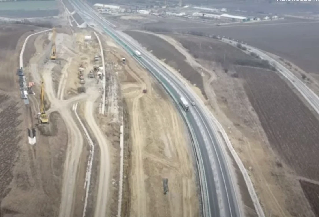 Muncitorii au revenit pe şantier în zona alunecării de teren. Foto: captură video youtube