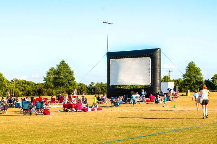 
    Ecranul gigant unde suporterii pot urmări meciul dintre România și Norvegia a fost amplasat de Primăria Capitalei în Parcul Herăstrău  