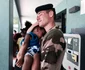 Un soldat francez îmbrăţişând un copil în timpul unei evacuări jpeg