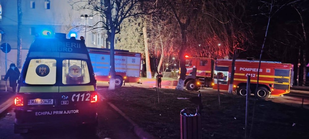 Incendiu într-un bloc de locuinţe din Fălticeni. 16 persoane evacuate