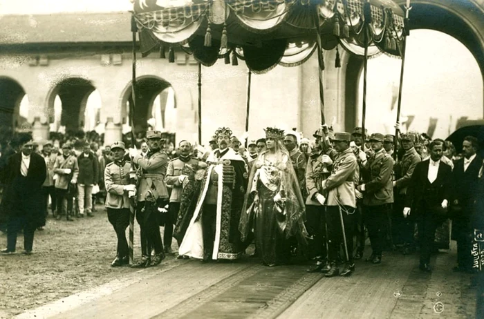 Regina a purtat mantia la ceremonia de încoronare de la Alba Iulia din 15 octombrie 1922. FOTO arhive