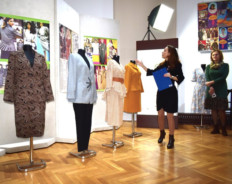 Expoziție pentru nostalgici la Muzeul din Buzău, despre femeia în comunism. „Vestimentația s-a remarcat prin haine prost croite”