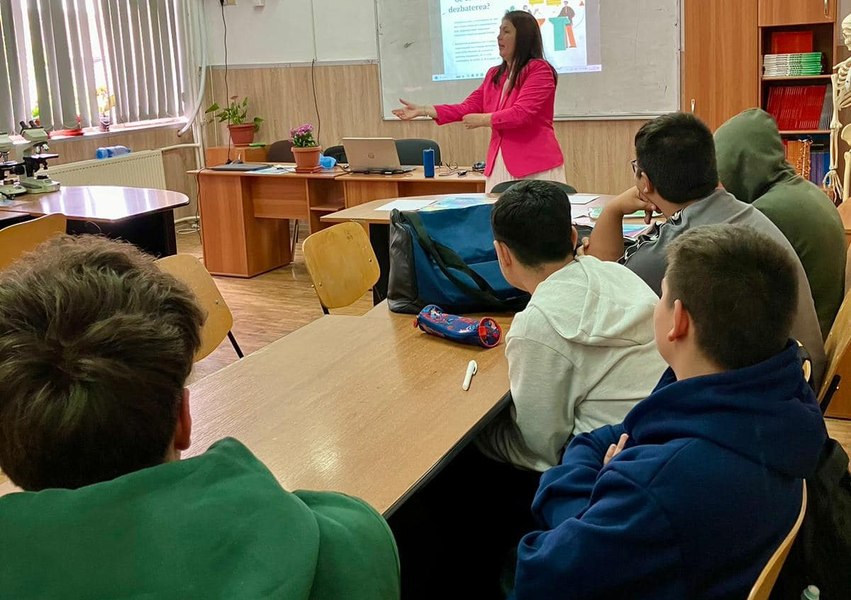 Elev rănit cu briceagul de un coleg mai mare, la un liceu din Târgu Jiu