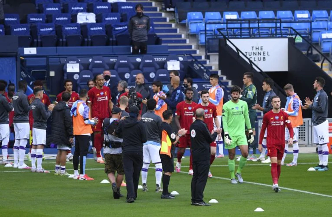 Jucătorii lui Manchester City au făcut o gardă de onoare pentru rivalii de la LiverpoolFoto: Guliver/ GettyImages