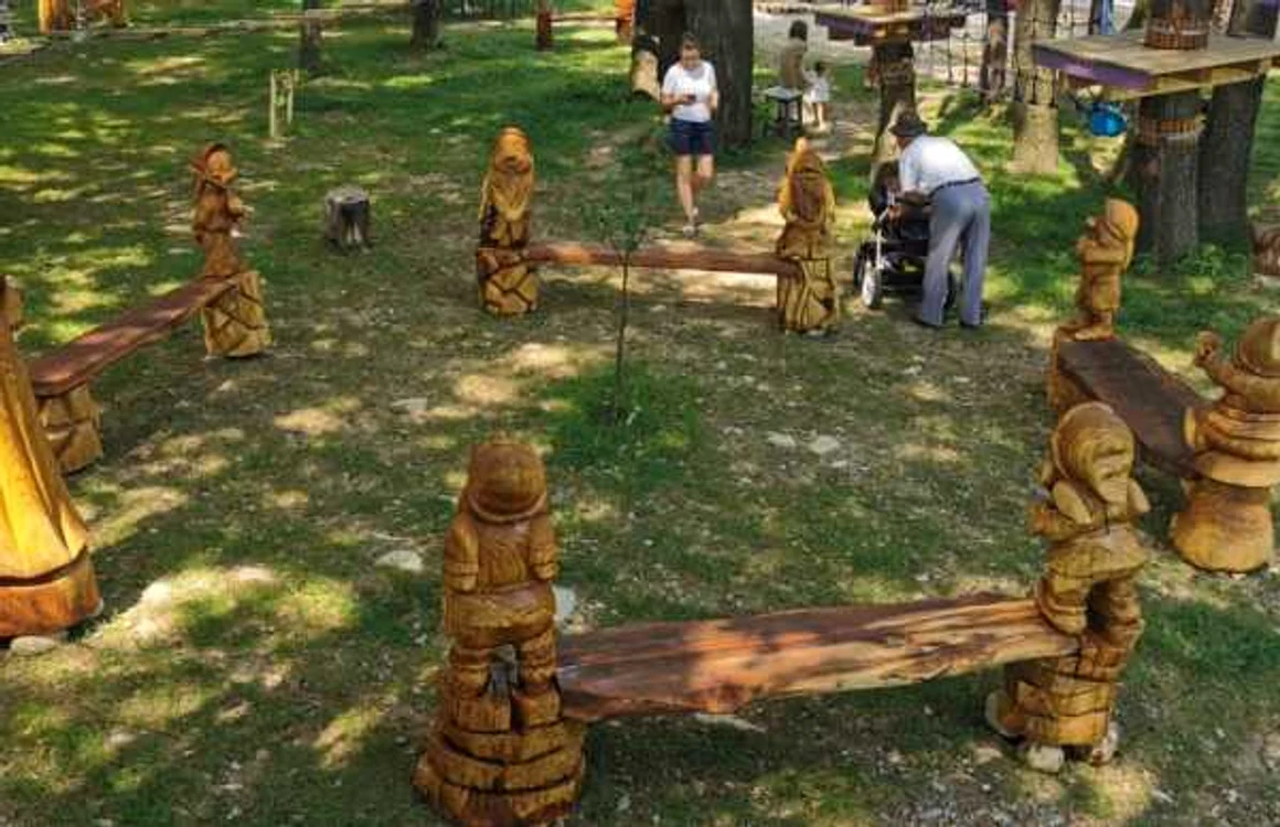 Parcul de aventură Cerna din Vaideeni - Vâlcea după a patra ediţie a festivalului naţional de sculptură cu drujba - cu mobilier sub formă de personaje din basme Foto Adevărul