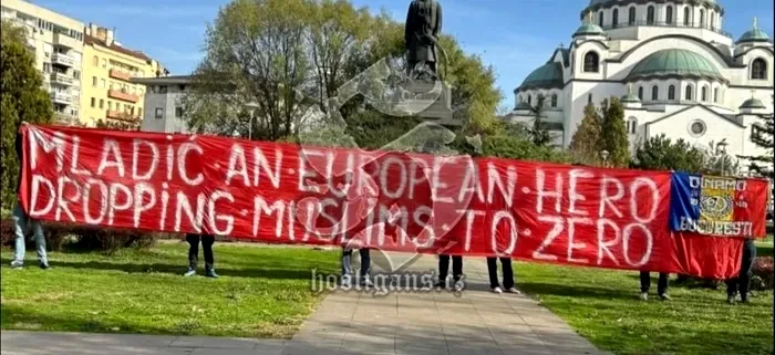 Bannerul care a amplificat scandalul