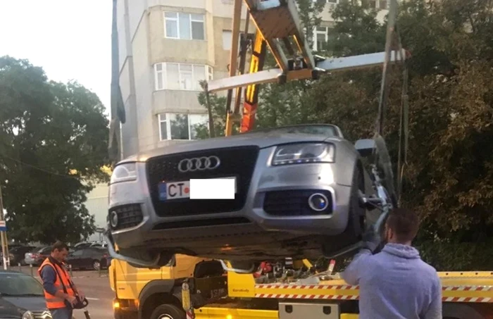 Camion militar blocat de o masina FOTO FB Parchez ca un bou